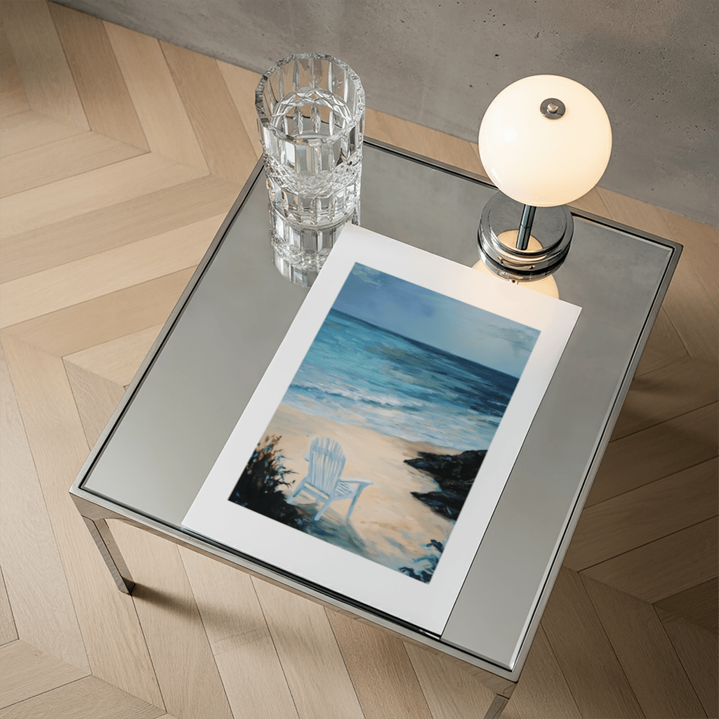 Poster Meerblick mit einem weißen Stuhl am Strand und serene Wasserlandschaft im Hintergrund