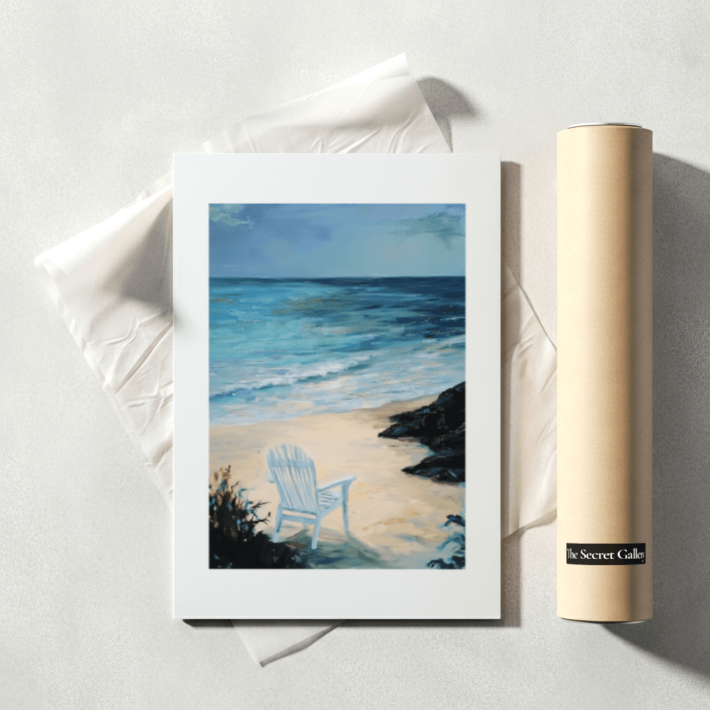 Poster Meerblick mit einem weißen Stuhl am Sandstrand vor dem Ozean in sanften Farben