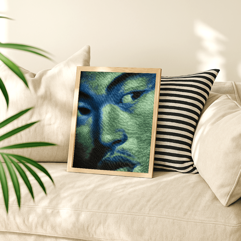 Poster modernes Gesichtsmotiv in einem Holzrahmen auf einem Sofa mit Kissen