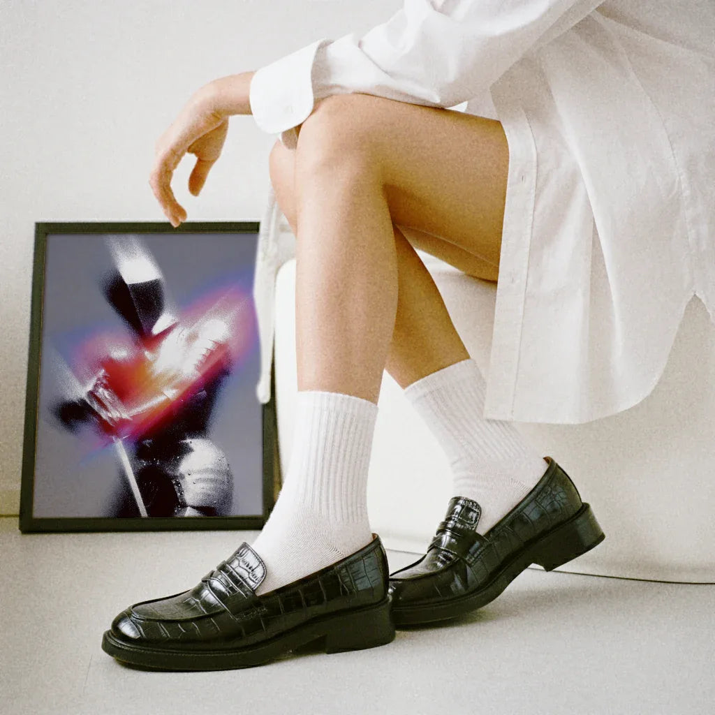 Ritter Poster modern in einem modernen Rahmen, präsentiert neben stilvollen Schuhen und Socken