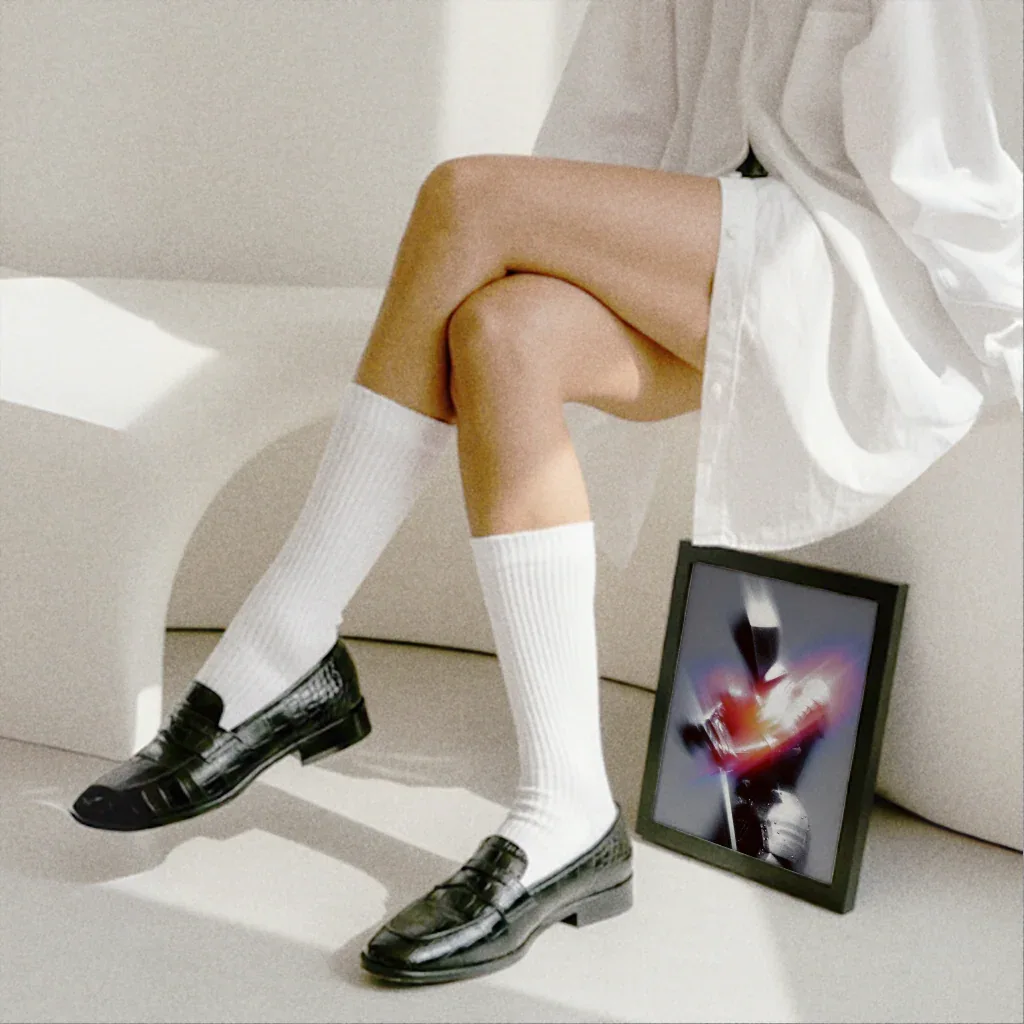 Modernes Ritter Poster von The Secret Gallery, stilvoll präsentiert neben einer Person mit weißen Socken