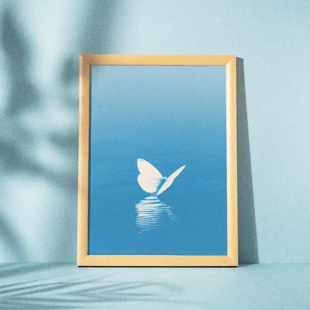 Schmetterling Poster Blau mit einem weißen Schmetterling auf blauem Hintergrund im Rahmen