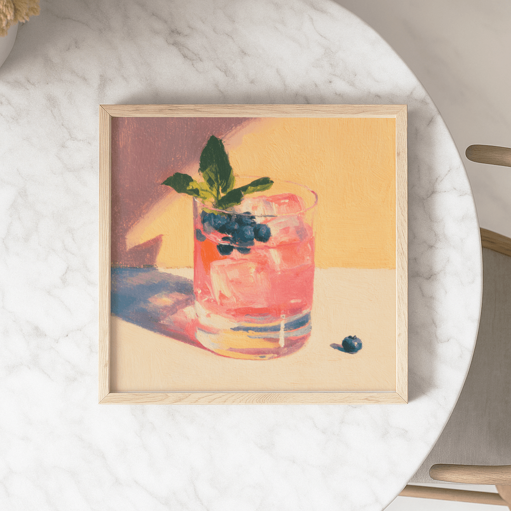 Sommerliches Poster Pink Drink mit einem erfrischenden Getränk und frischen Beeren auf einem Tisch