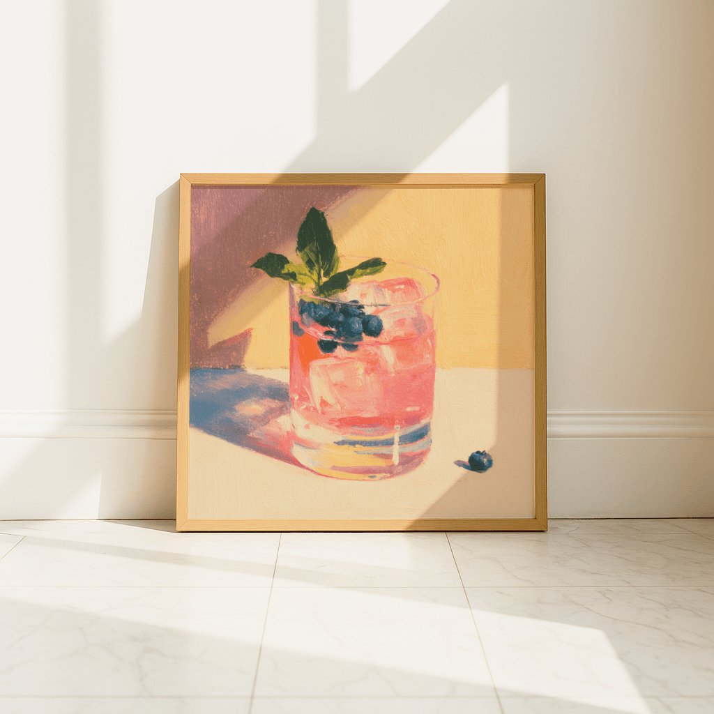 Sommerliches Poster Pink Drink mit Erfrischendem Getränk und frischen Beeren im Sonnenlicht