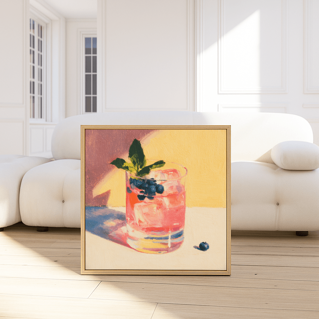 Sommerliches Poster Pink Drink mit Glas und frischen Beeren auf einem hellen Hintergrund