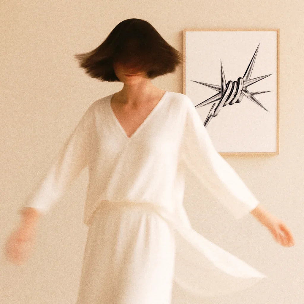 Modernes Stacheldraht Poster von The Secret Gallery in minimalistischer Umgebung