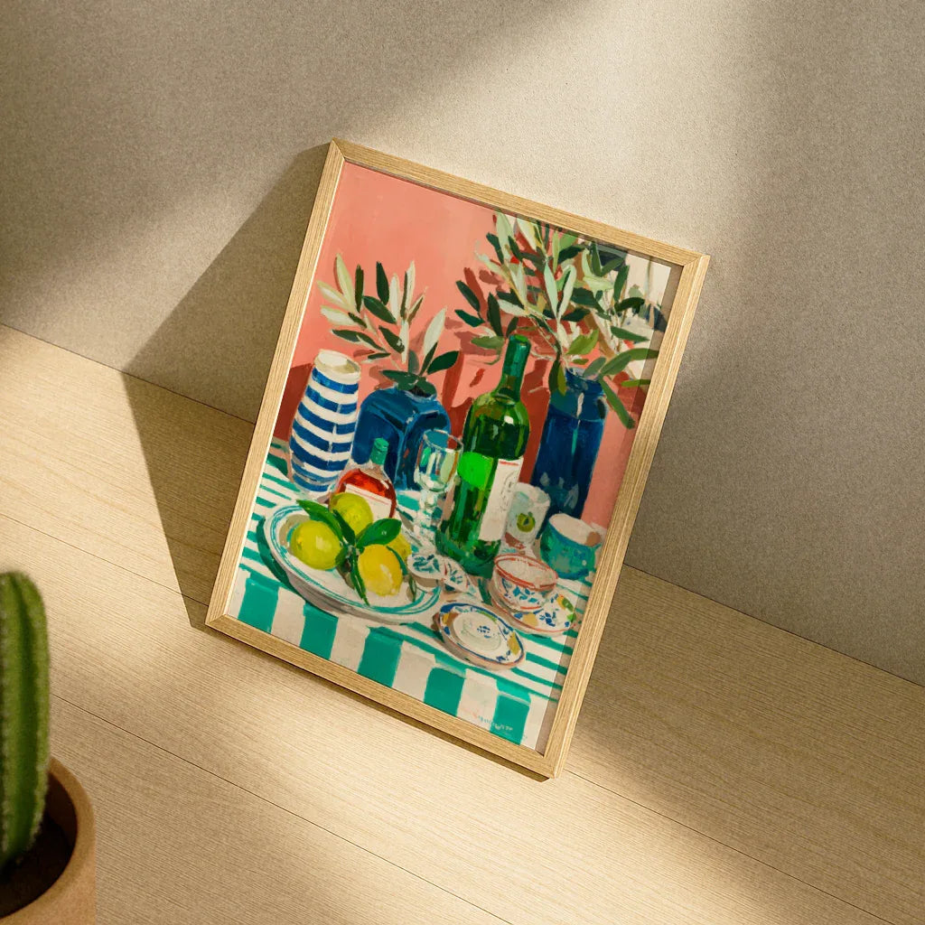 Stillleben Poster Küche mit buntem Geschirr, Flaschen und Obst auf einem Tisch im modernen Stil