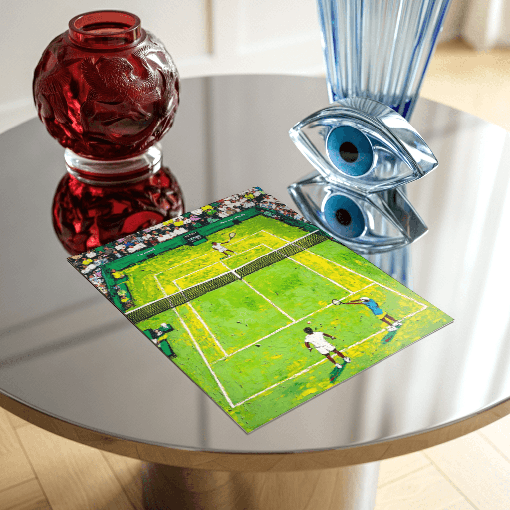 Tennis Poster Kunst von The Secret Gallery mit einem Tennisplatz und Spielern in lebendigen Farben