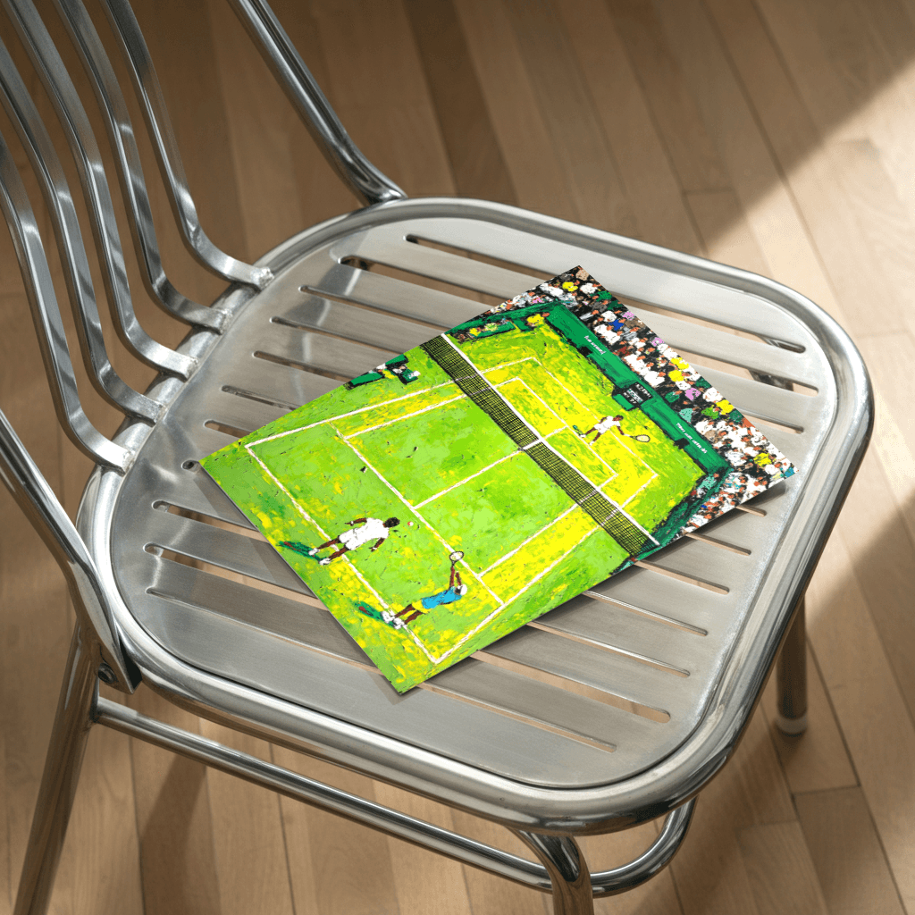 Tennis Poster Kunst von The Secret Gallery auf einem Stahlstuhl mit lebhaften Farben und sportlicher Szene