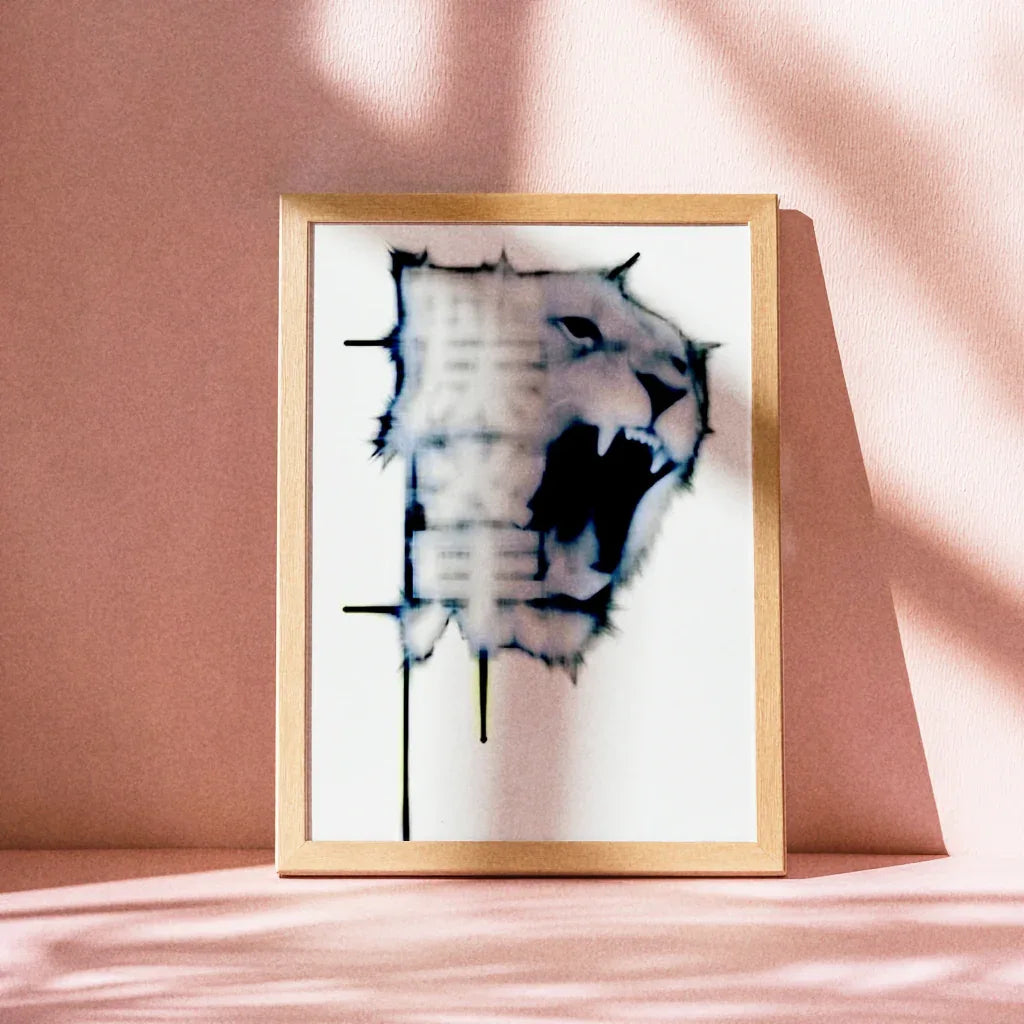 Weißer Tiger Poster in einem modernen Holzrahmen, künstlerisch und abstrakt dargestellt